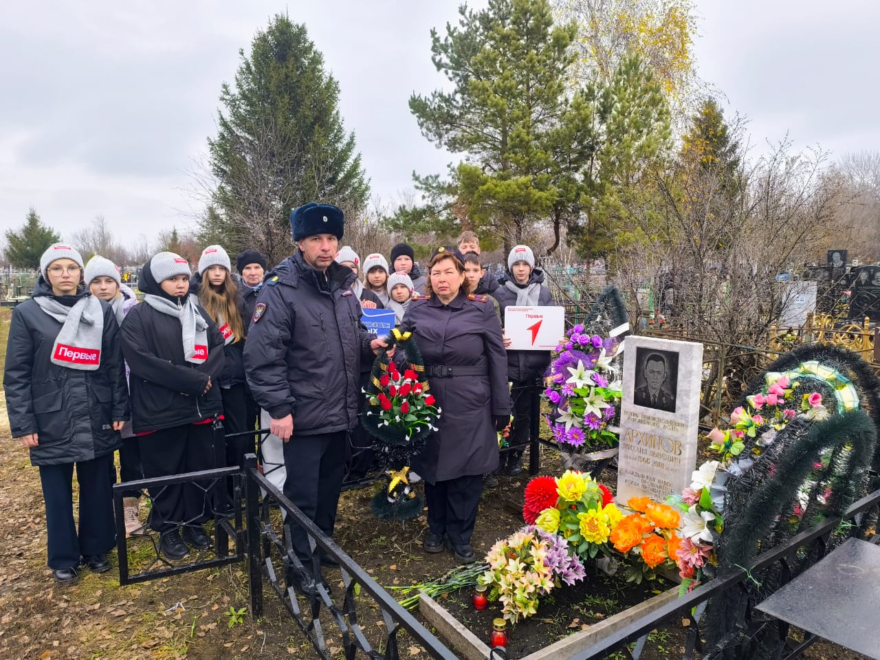 В Ртищево транспортные полицейские почтили память сотрудников органов внутренних дел, погибших при выполнении служебных обязанностей