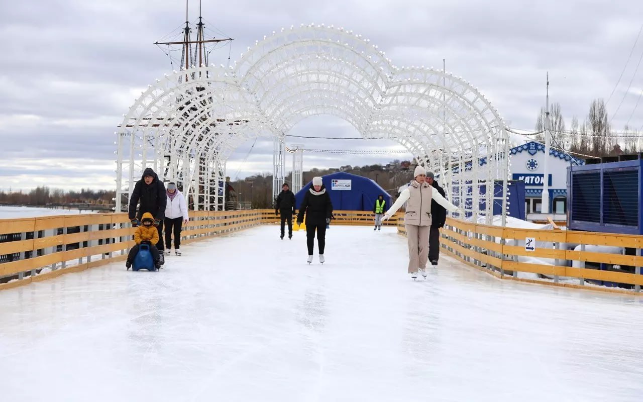 На Адмиралтейской площади в Воронеже начали монтировать каток