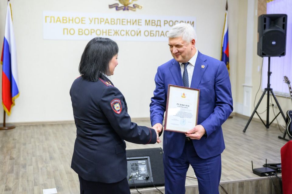 Александр Гусев поздравил воронежских полицейских с профессиональным праздником и вручил награды отличившимся