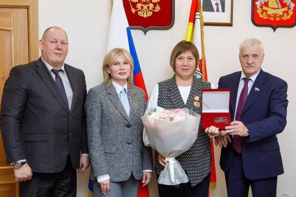 Александр Солодов и Ольга Ортина вручили учителю физкультуры региональную награду