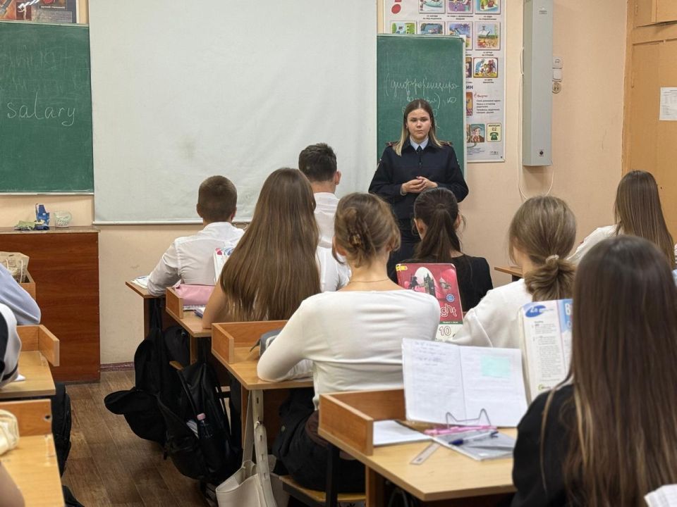 Воронежские полицейские учат школьников противостоять экстремизму и радикальным идеям