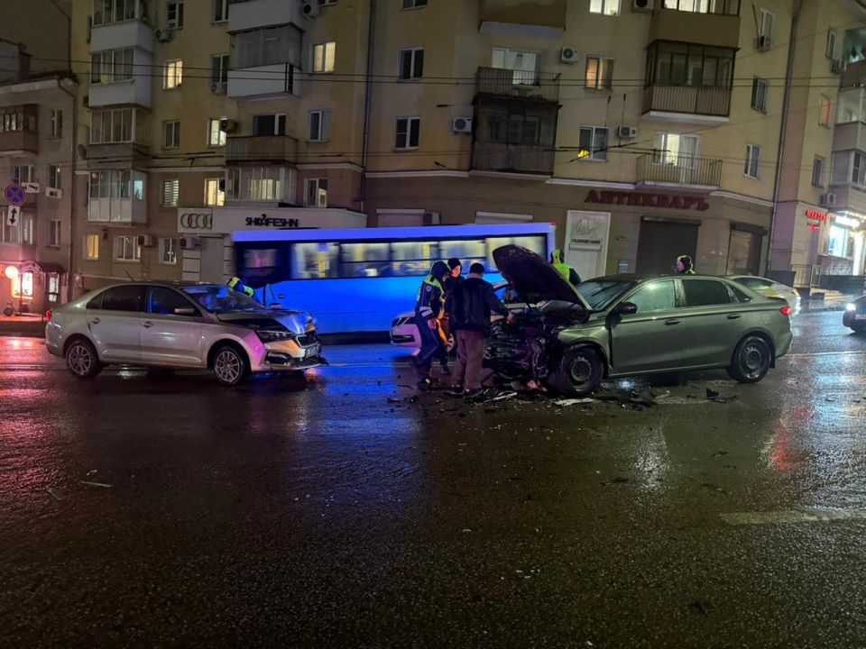 В областном центре сотрудники Госавтоинспекции устанавливают обстоятельства ДТП с тремя пострадавшими