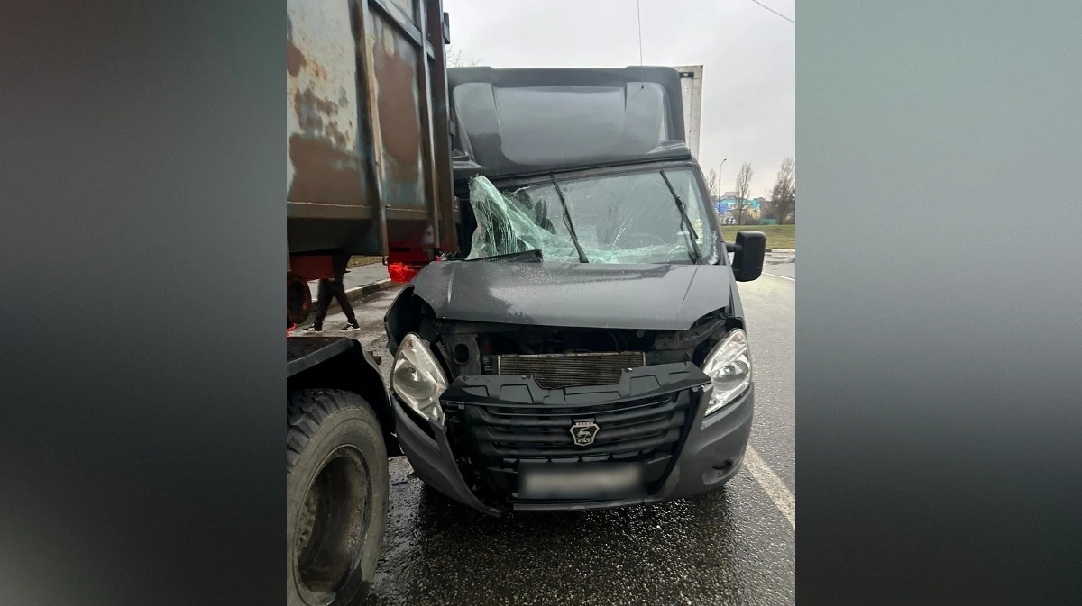 В Воронеже в тройном ДТП пострадал водитель грузовой «Газели»