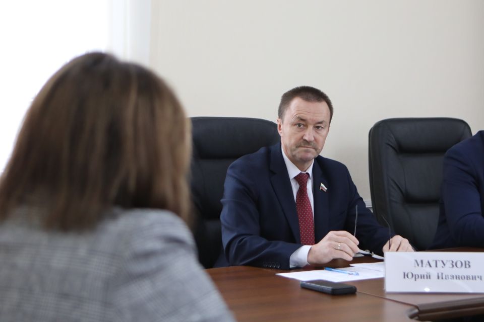 Председатель Воронежской облдумы Юрий Матузов рассмотрел обращения жителей Новохопёрского района