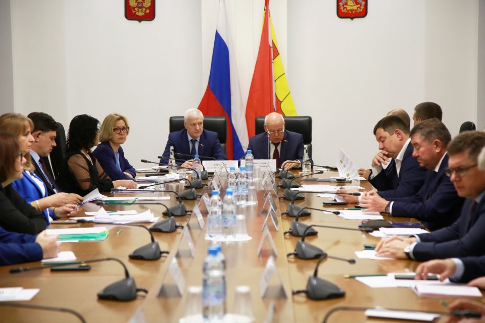 Состоялось заседание Комитета по имущественным и земельным отношениям