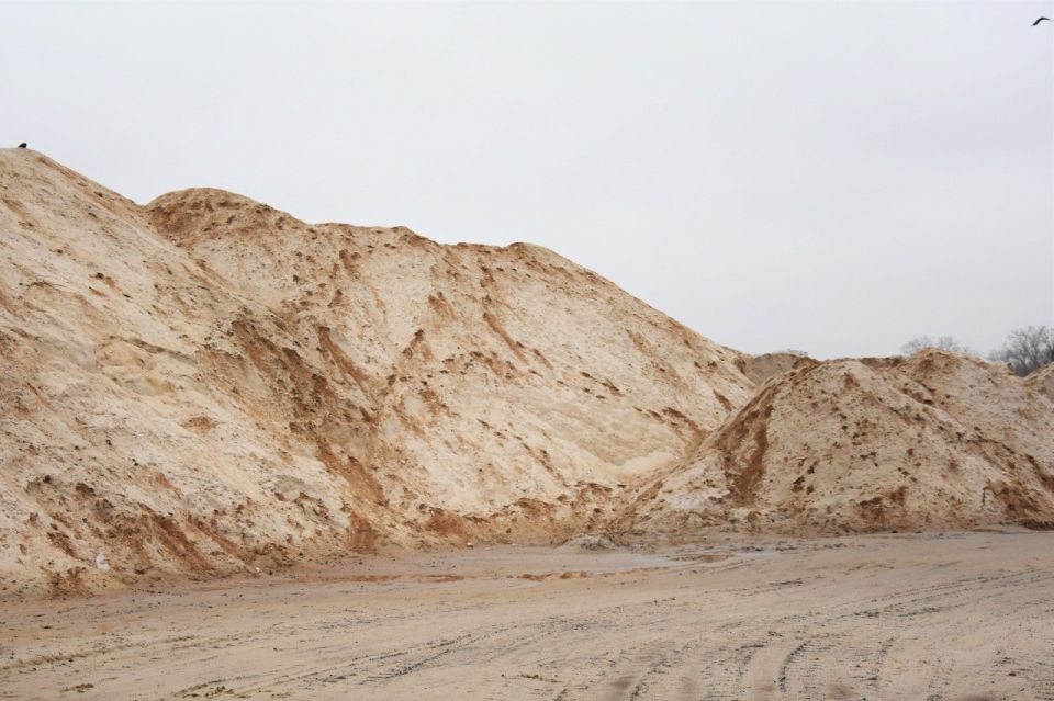 Запас песко-соляной смеси ожидает наступления зимы