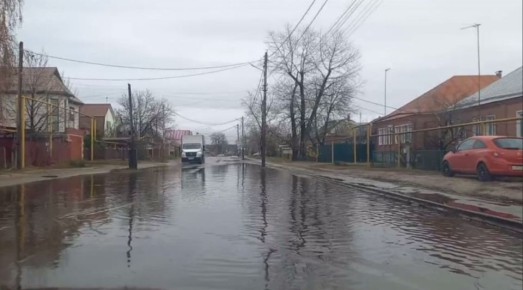 Дожди превращают в озера улицы микрорайона Боровое