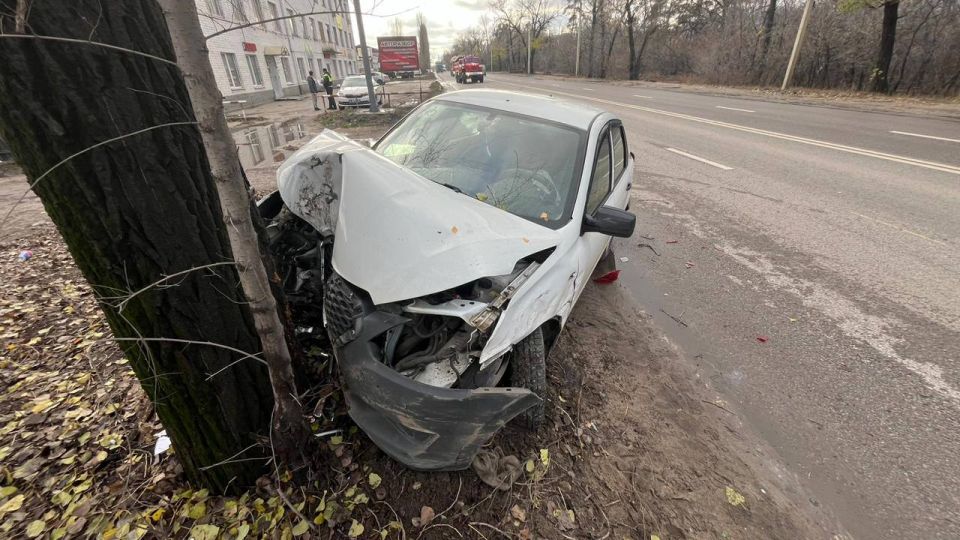 Сотрудники Госавтоинспекции устанавливают обстоятельства смертельного ДТП в Воронеже