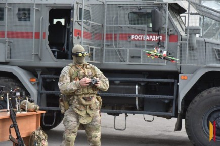 Авто с «начинкой» и задержание преступника: юные воронежцы побывали на базе росгвардейцев