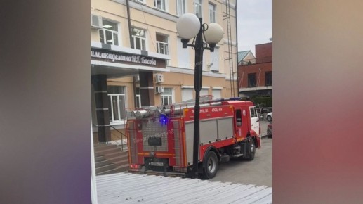 Воронежцы заметили пожарную машину у гимназии имени Басова