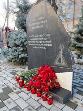 В Воронеже сотрудники Госавтоинспекции приняли участие в памятных мероприятиях, приуроченных ко Всемирному дню памяти жертв ДТП