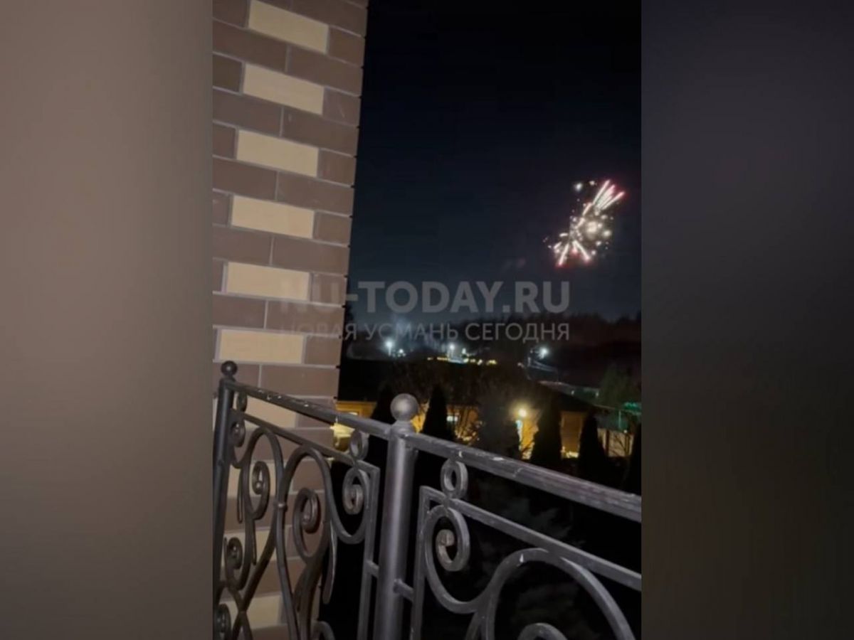 В Новой Усмани неизвестные запустили фейерверк на фоне опасности атаки БПЛА