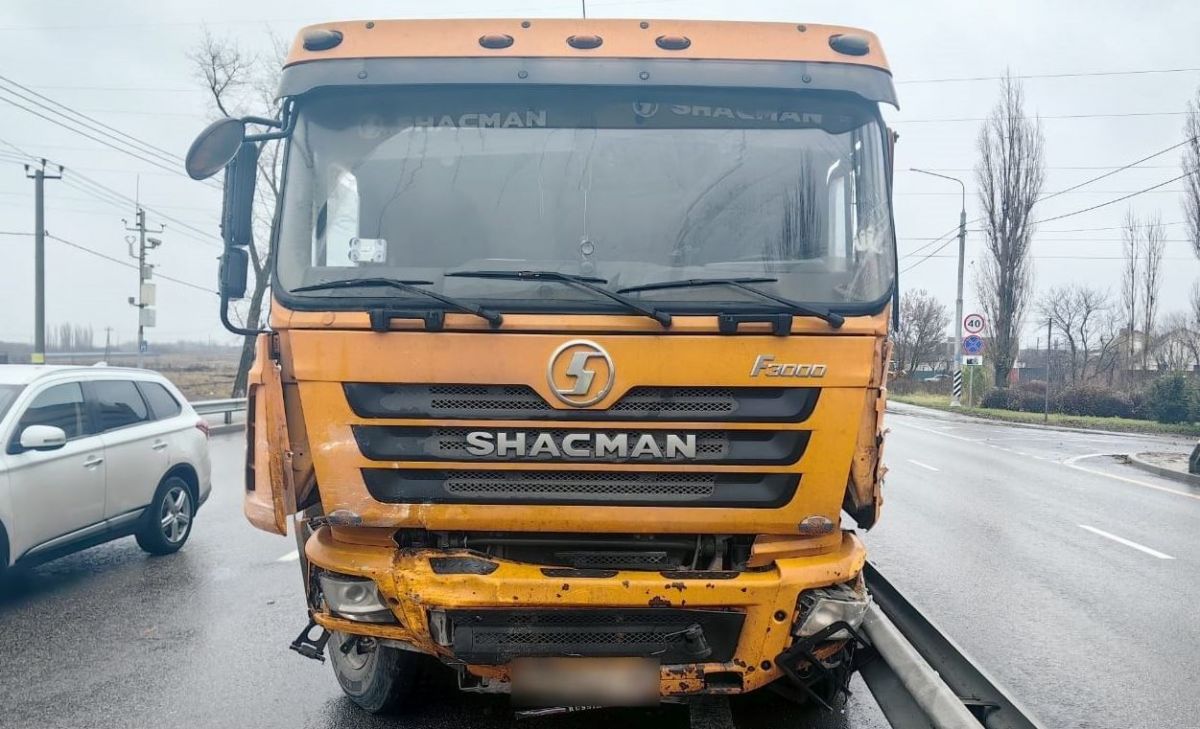 Две фуры не поделили трассу и устроили массовое ДТП в Воронежской области