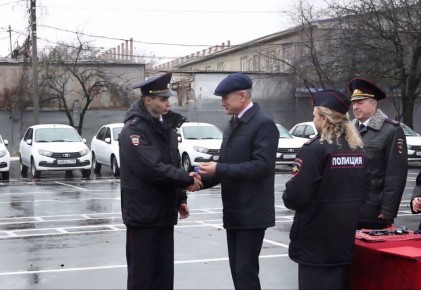 Воронежские участковые получили ключи от 15 новых служебных автомобилей