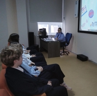 Заместитель Бобровского межрайонного следственного отдела провела занятие с учениками кадетского класса СК России