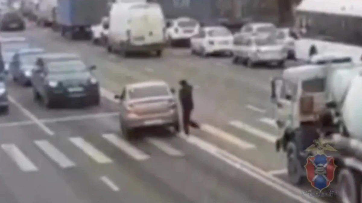 В Воронеже Renault Logan выехал на встречку и переехал ногу пешеходу: видео