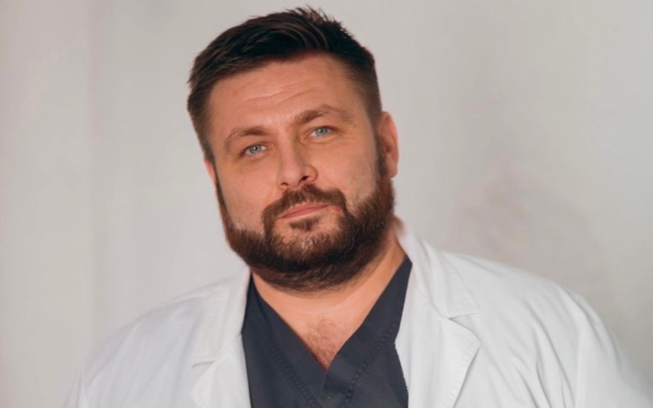 Сегодня мы чествуем медиков, заботящихся о здоровье и благополучии подрастающего поколения