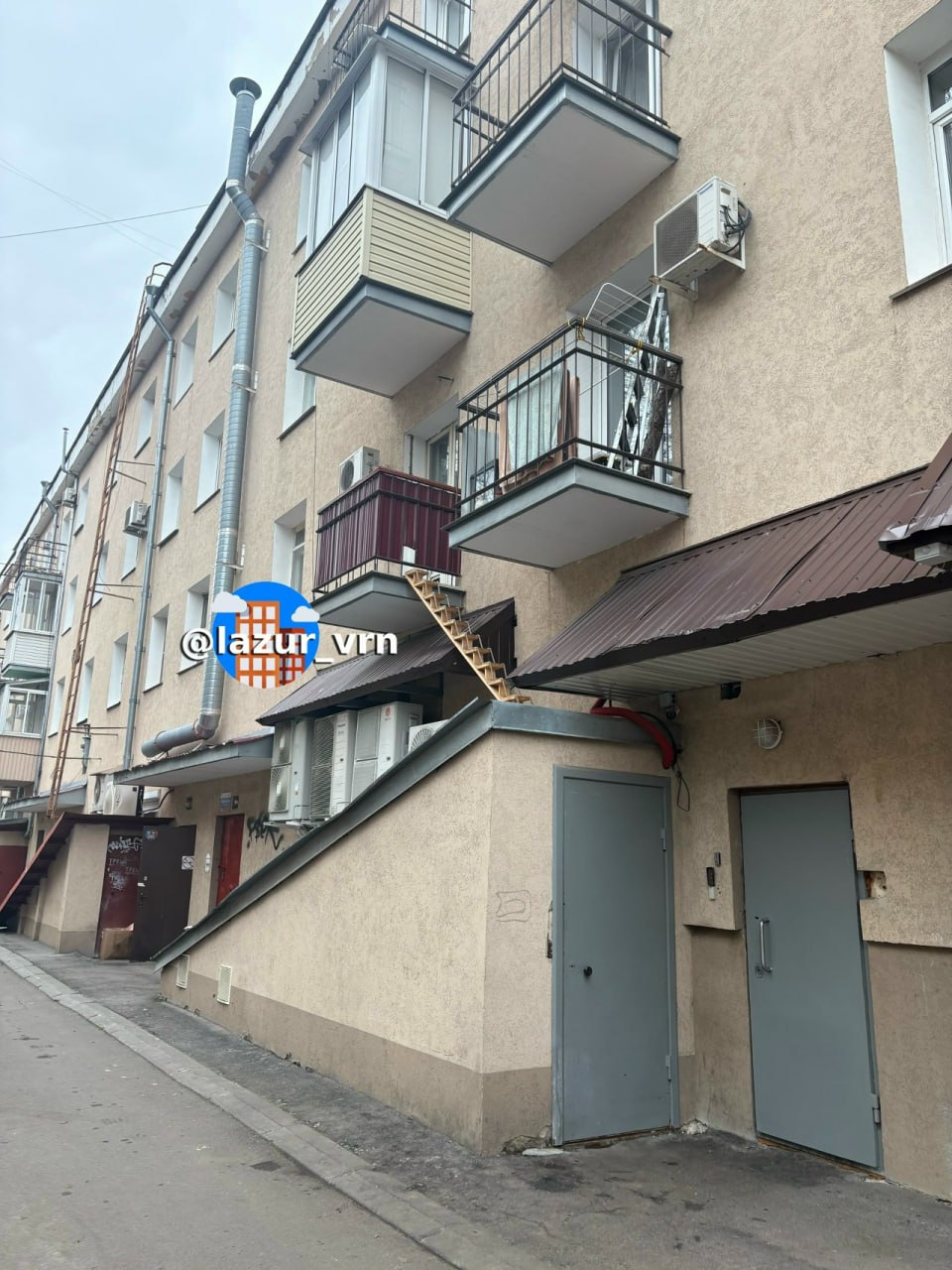 В Воронеже на многоквартирном доме заметили лестницу для кота