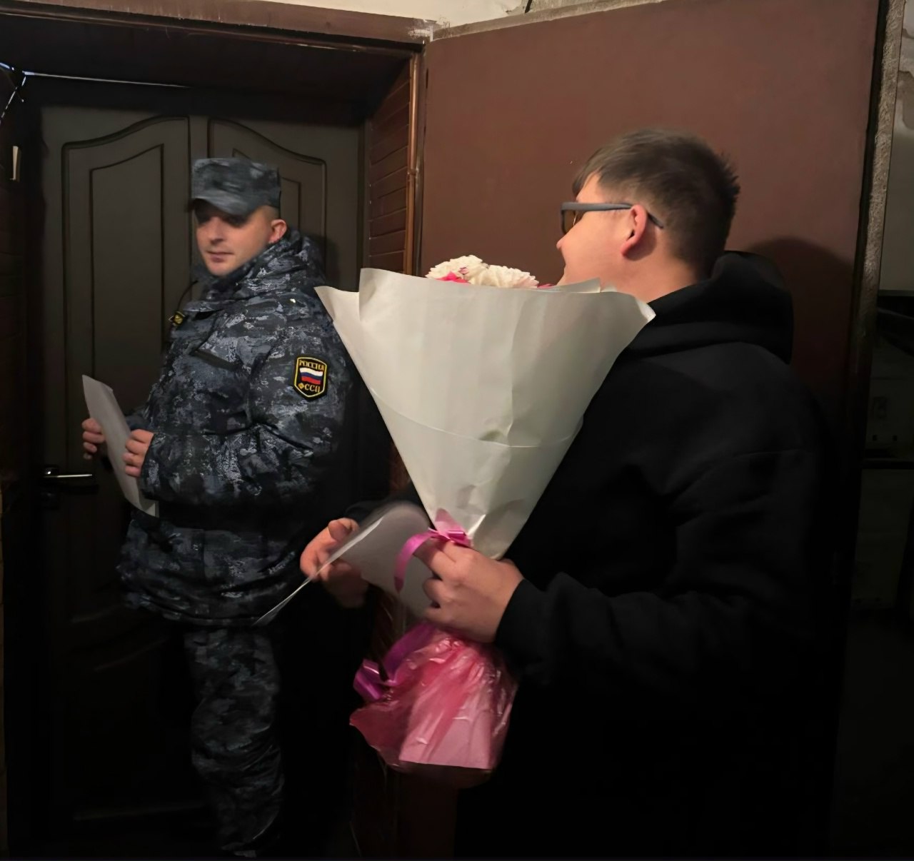 Воронежские приставы вычислили должницу с помощью доставки цветов и устроили ей «сюрприз»