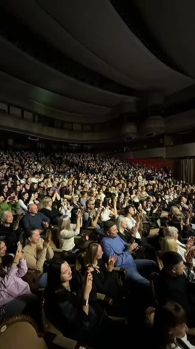 На концерте Akmal’ в Воронеже произошел романтичный случай: мужчина со сцены признался в любви своей жене