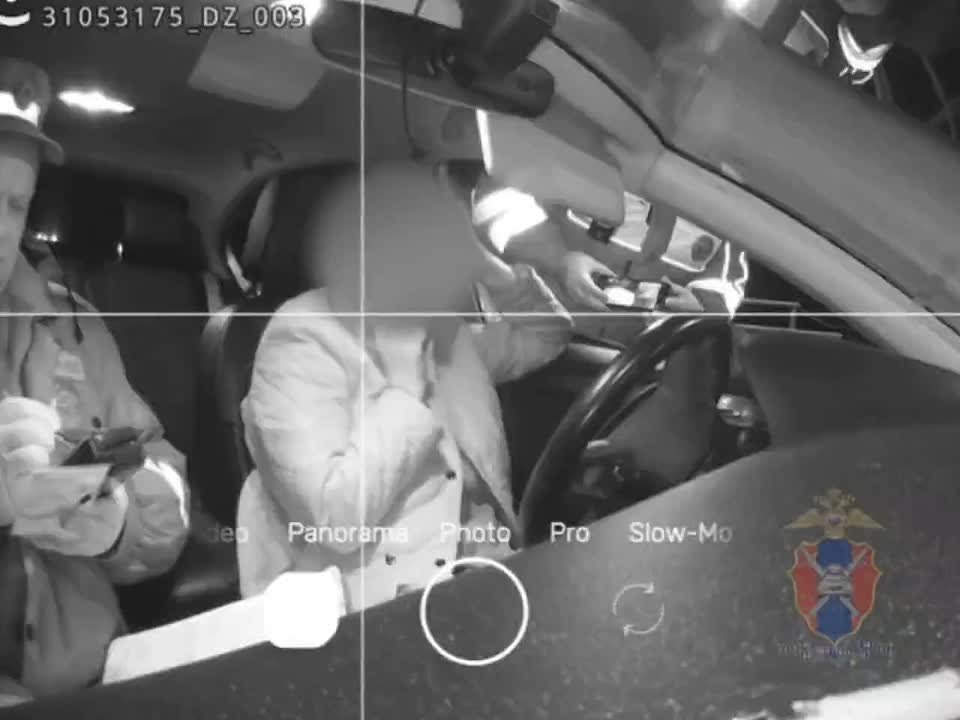 -Едь прямо. Нетрезвая женщина-водитель пыталась объяснить знакомому где её остановили стражи дорог