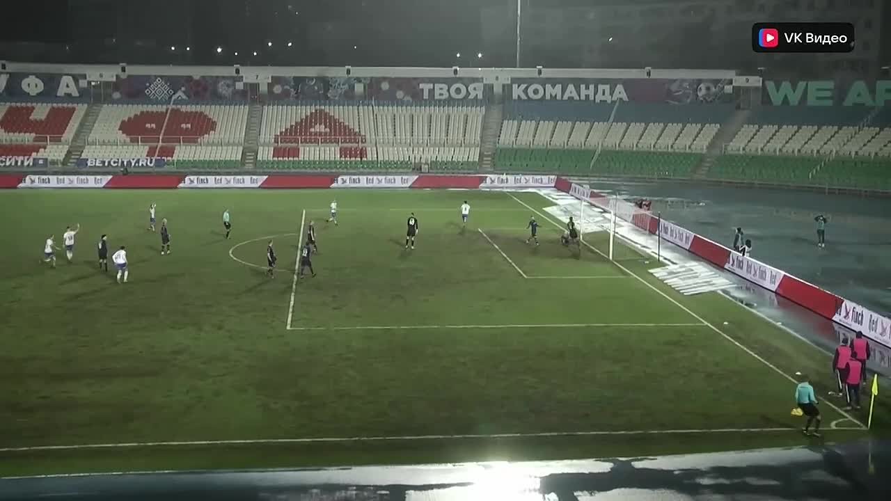 Абдула Багамаев отправляет четвертый мяч в ворота «Уфы»