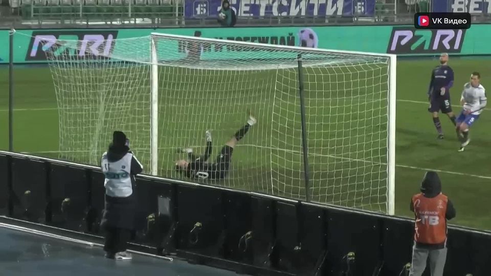 С пенальти Белайди Пуси забивает третий гол в пользу «Факела»