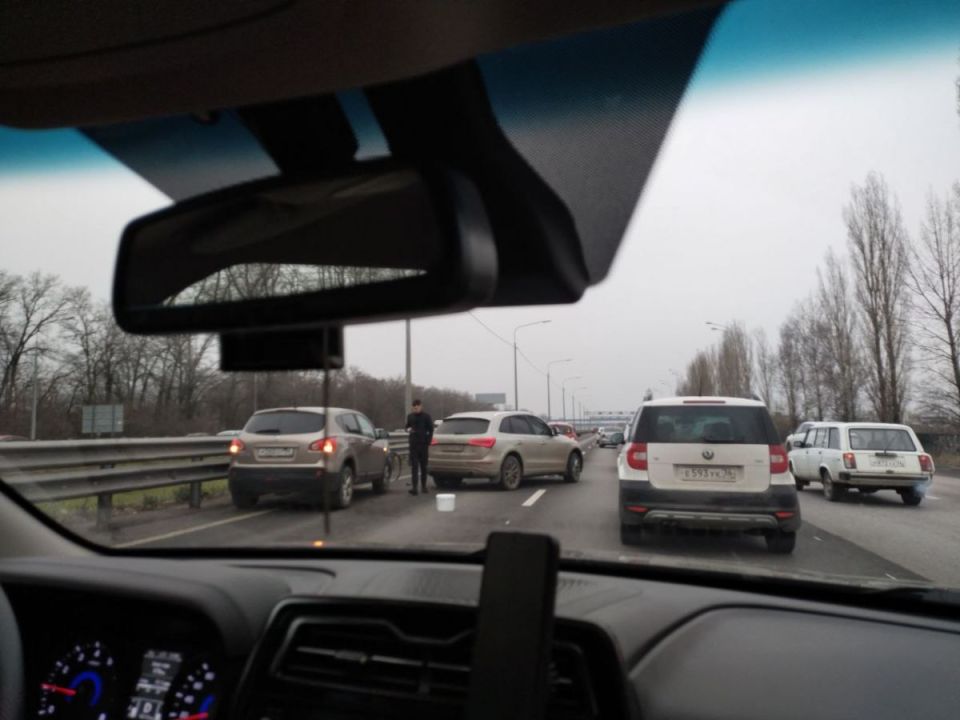 Из-за массового столкновения встал в пробке выезд из Воронежа