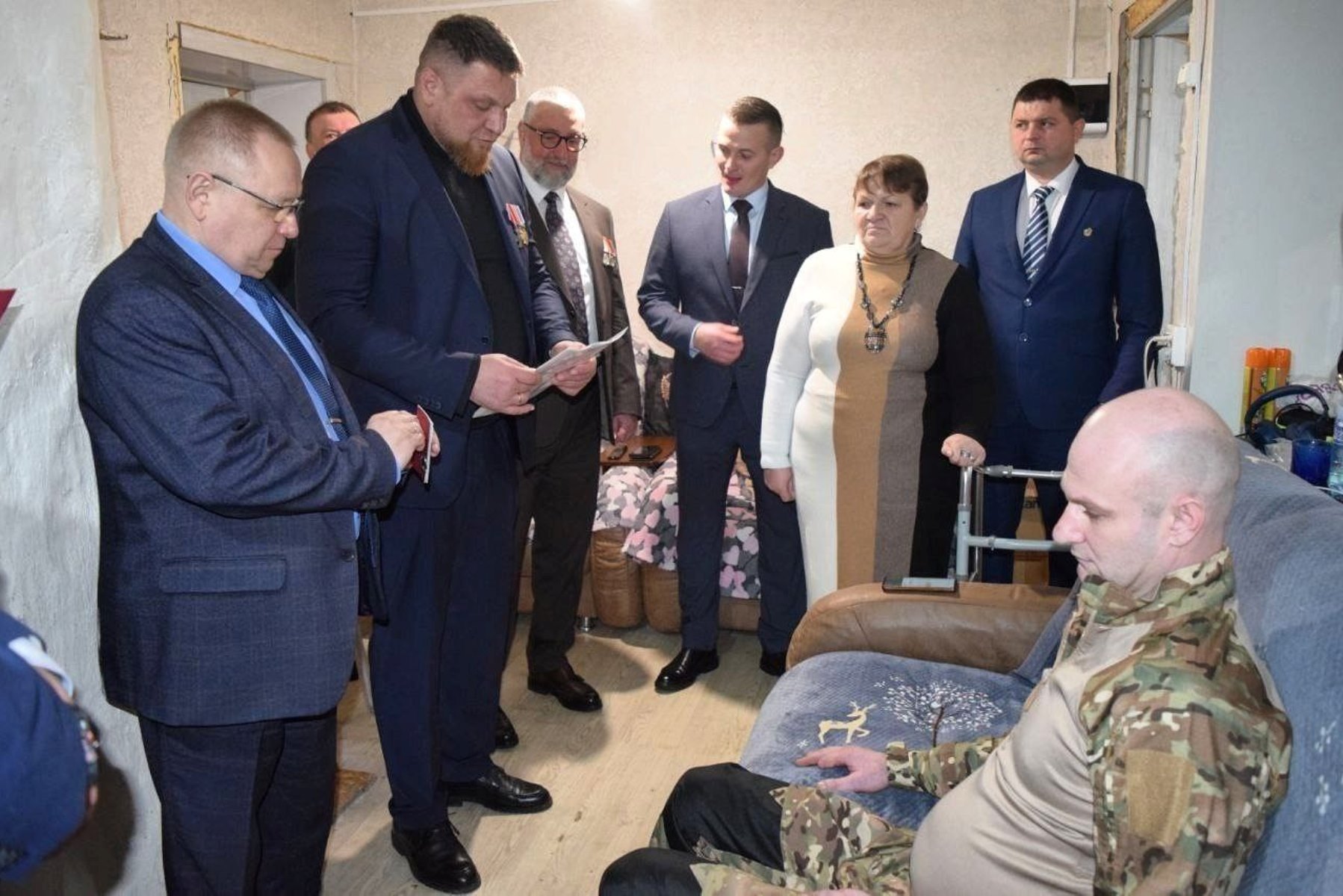 Денис Рубащенко поздравил участника СВО с награждением орденом Мужества