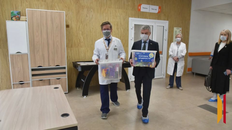 Депутат Госдумы от Воронежской области Евгений Ревенко передал подарки онкобольным детям