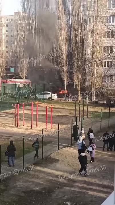 У лицея №8 в Воронеже загорелась машина
