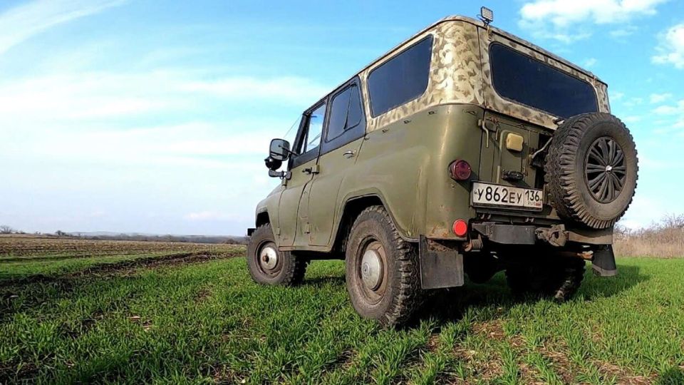 Раритет на фронт – волонтеры из Керчи передали бойцам УАЗ 1956 года