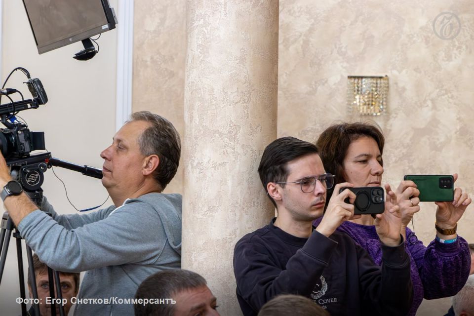 Воронежские депутаты запретили журналистам снимать заседания на телефоны