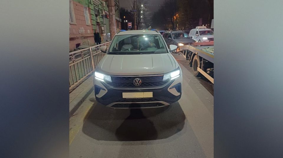 Чтобы не платить штрафы, жительница Воронежа 7 часов просидела в закрытом автомобиле