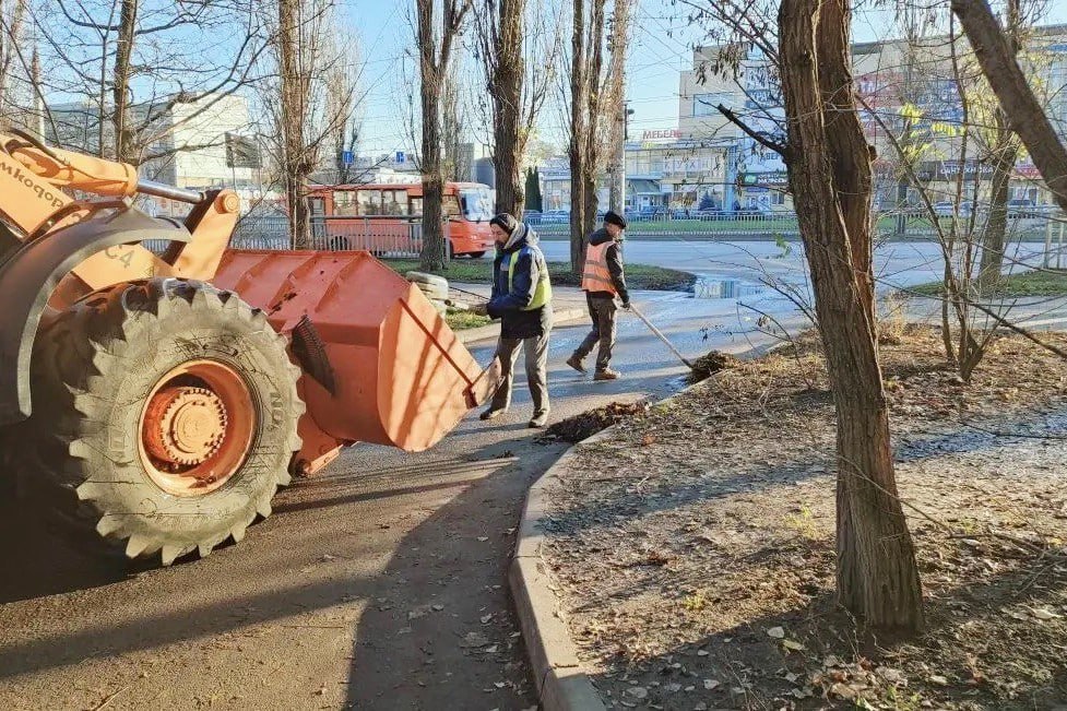 Продолжаются работы по очистке улиц от листвы и пескосмёта