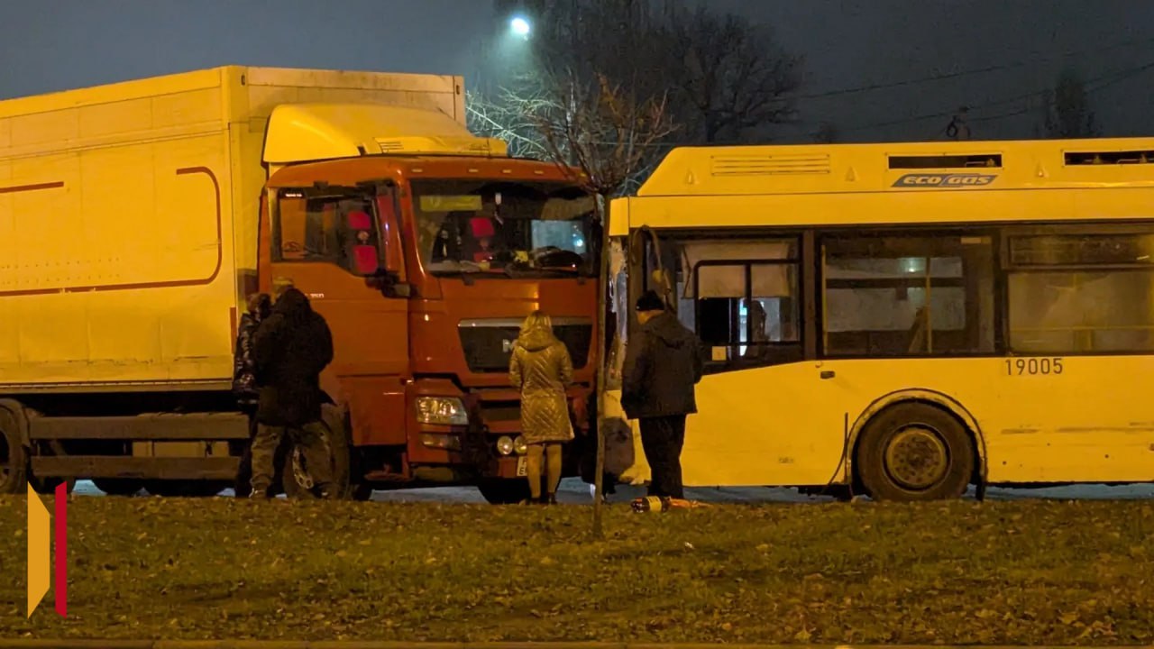 В Воронеже напротив остановки «улица Матросова» столкнулись автобус и грузовик