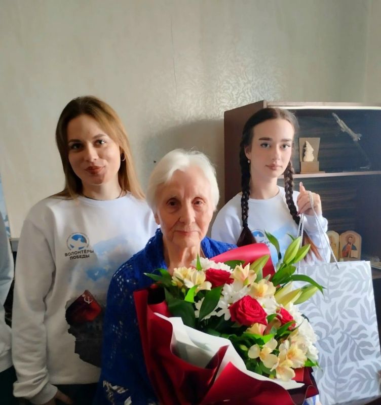 Депутат Воронежской городской Думы Дмитрий Крутских поздравил с 95-летием замечательную женщину, ветерана Великой Отечественной войны Валентину Егоровну Зуеву