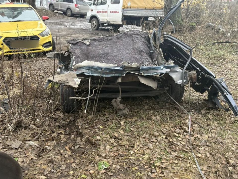 Audi разорвало пополам после столкновения с автобусом на улице 45-й Стрелковой Дивизии