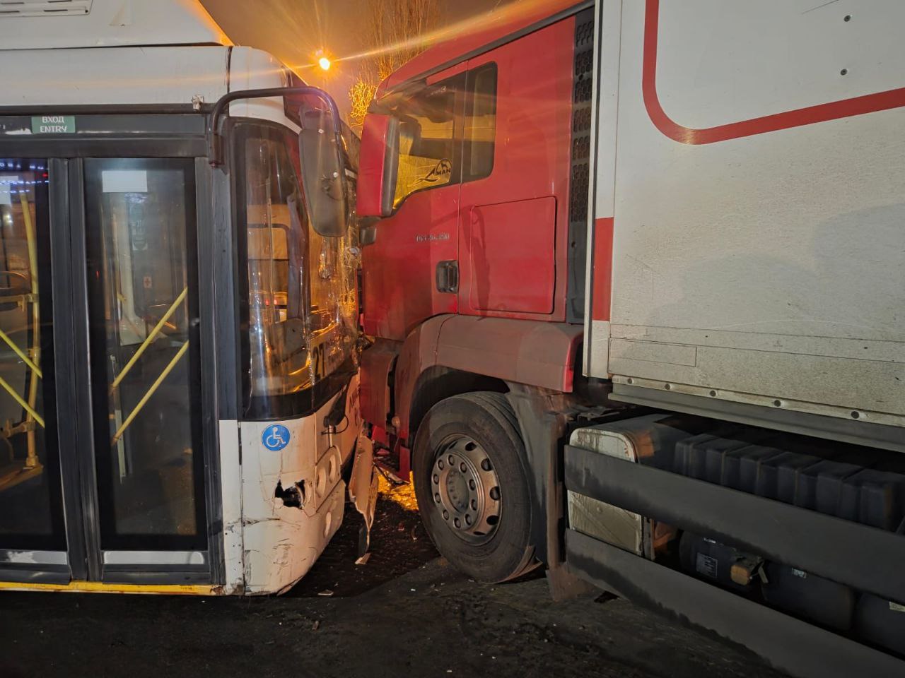 Водитель автобуса протаранил семь машин в Воронеже