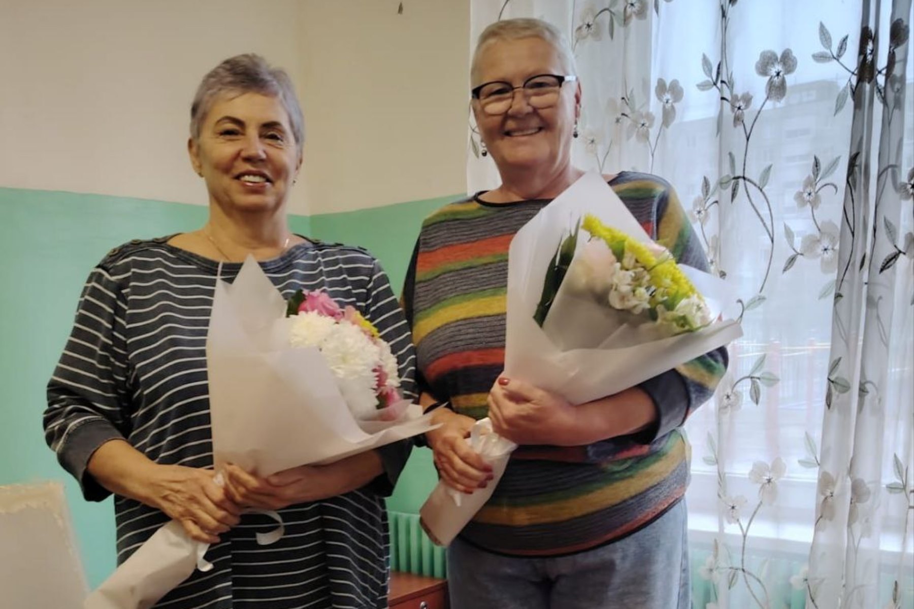 Евгений Китаев организовал праздничные поздравления с Днем матери для жительниц Левобережного района Воронежа