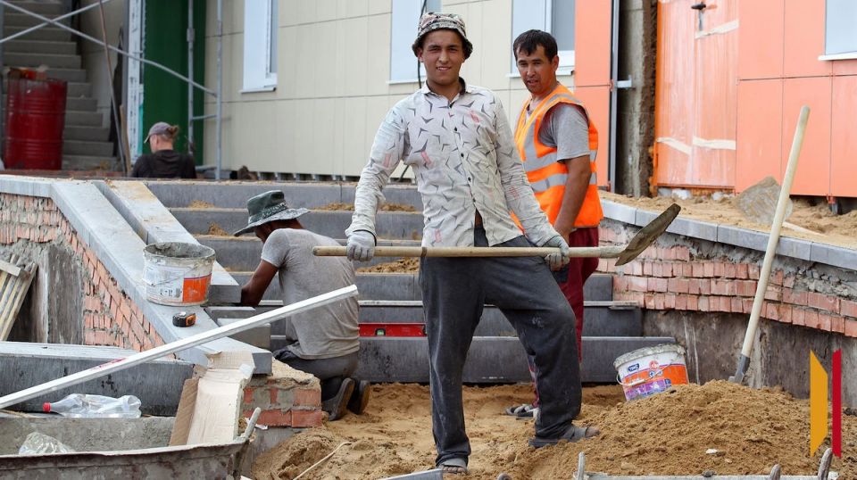 В Воронежской области мигрантам продлят на 2026 год запрет на работу курьерами и продавцами