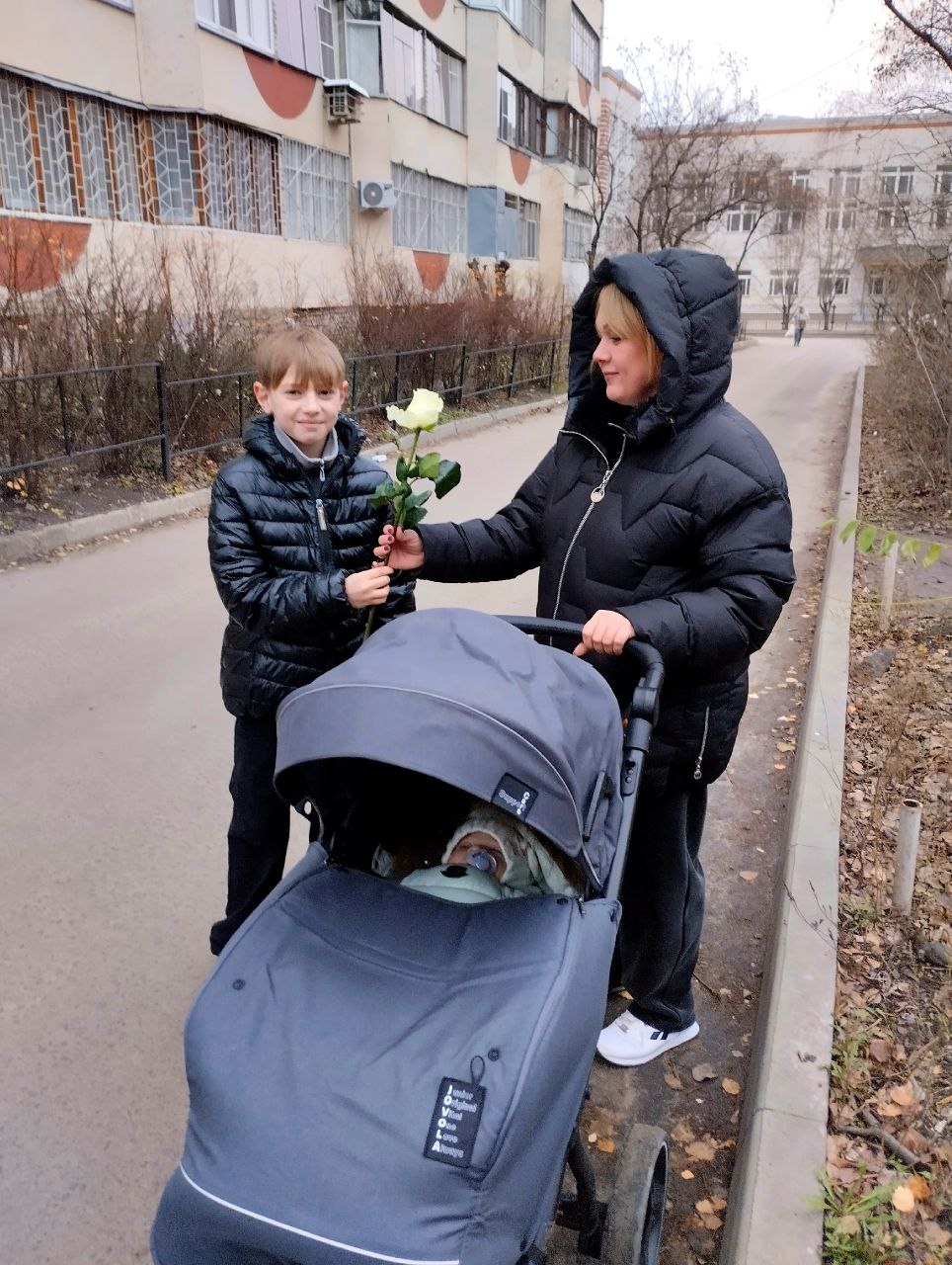 В честь праздника День матери депутат Воронежской городской Думы Дмитрий Крутских организовал акцию "Роза Маме"