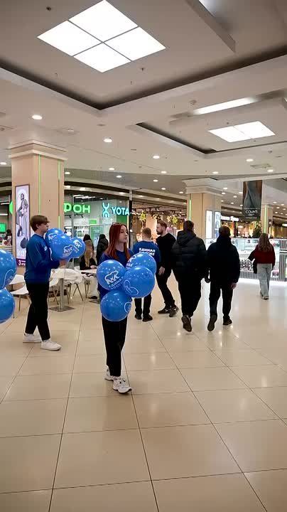 Активисты «Единой России» и «Молодой Гвардии» поздравляют воронежских мам в крупных торговых центрах Воронежа