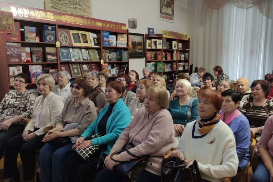 Иван Мошуров поздравил жительниц своего избирательного округа с Днем матери