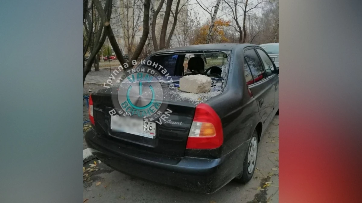 В Воронеже на машину рухнула часть фасада здания