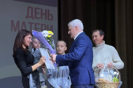 Александр Солодов поздравил с Днем матери женщин Верхнехавского района