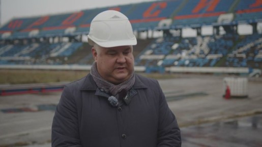 Старые кресла снимают, бетон начинают разбивать, пластик складывают отдельно, чтобы потом не терять время на сортировку