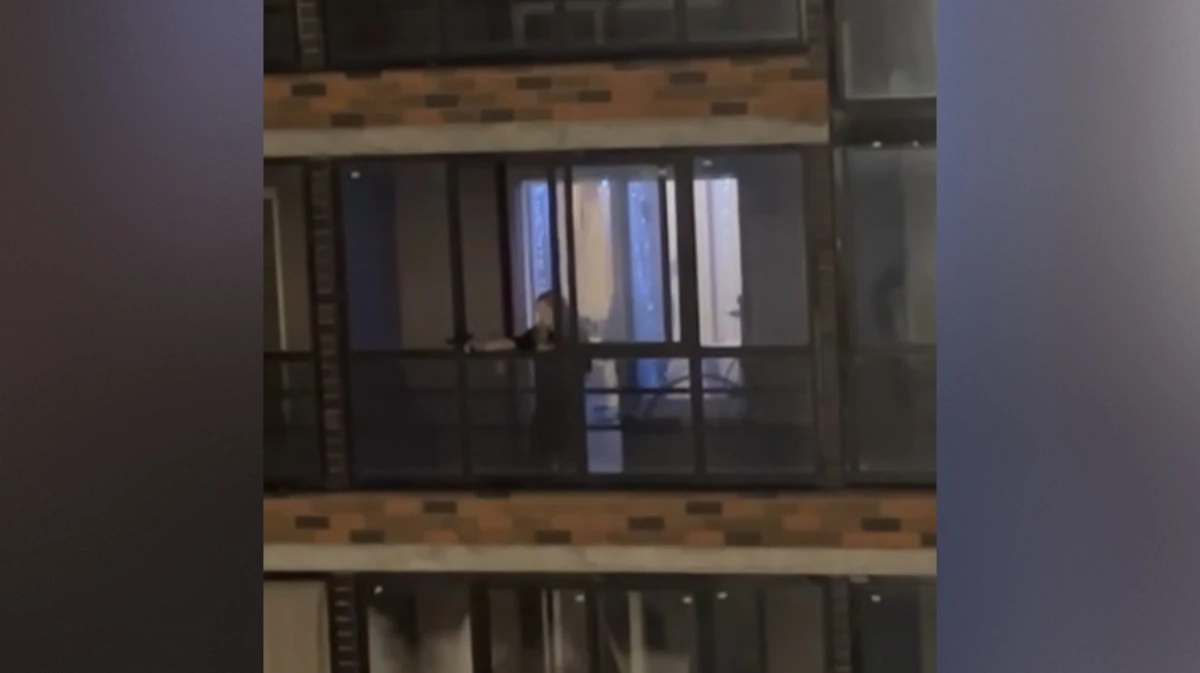 В Воронеже в ЖК «Дубль два» девушки с окон многоэтажки стреляли по машинам: видео