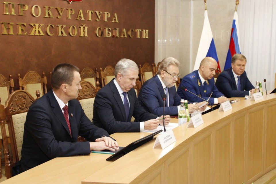Сегодня, 02 декабря 2025 года, в городе Воронеже заместитель Генерального прокурора Российской Федерации Юрий Пономарев представил коллективу региональной прокуратуры и руководителям органов власти нового прокурора области...