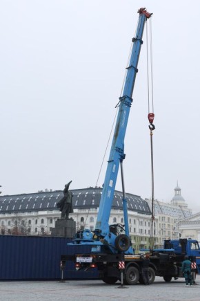 На площади Ленина начинается активная фаза монтажа новогоднего оформления